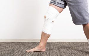 歩くと膝が痛い！膝の関節痛の対策とセルフケアを解説！