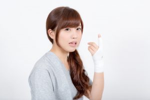 「家で指をぶつけてしまった…」そういう時どうすればいいの?